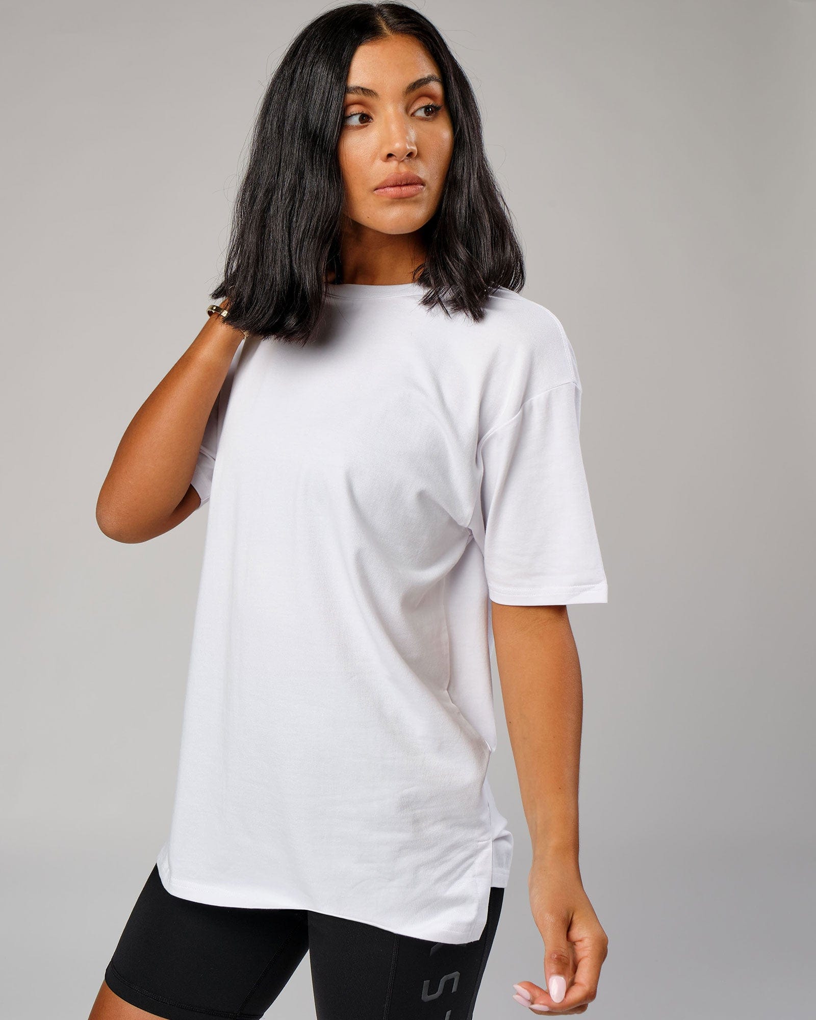 Model wearing Unisex Easy Tee Oversize - White