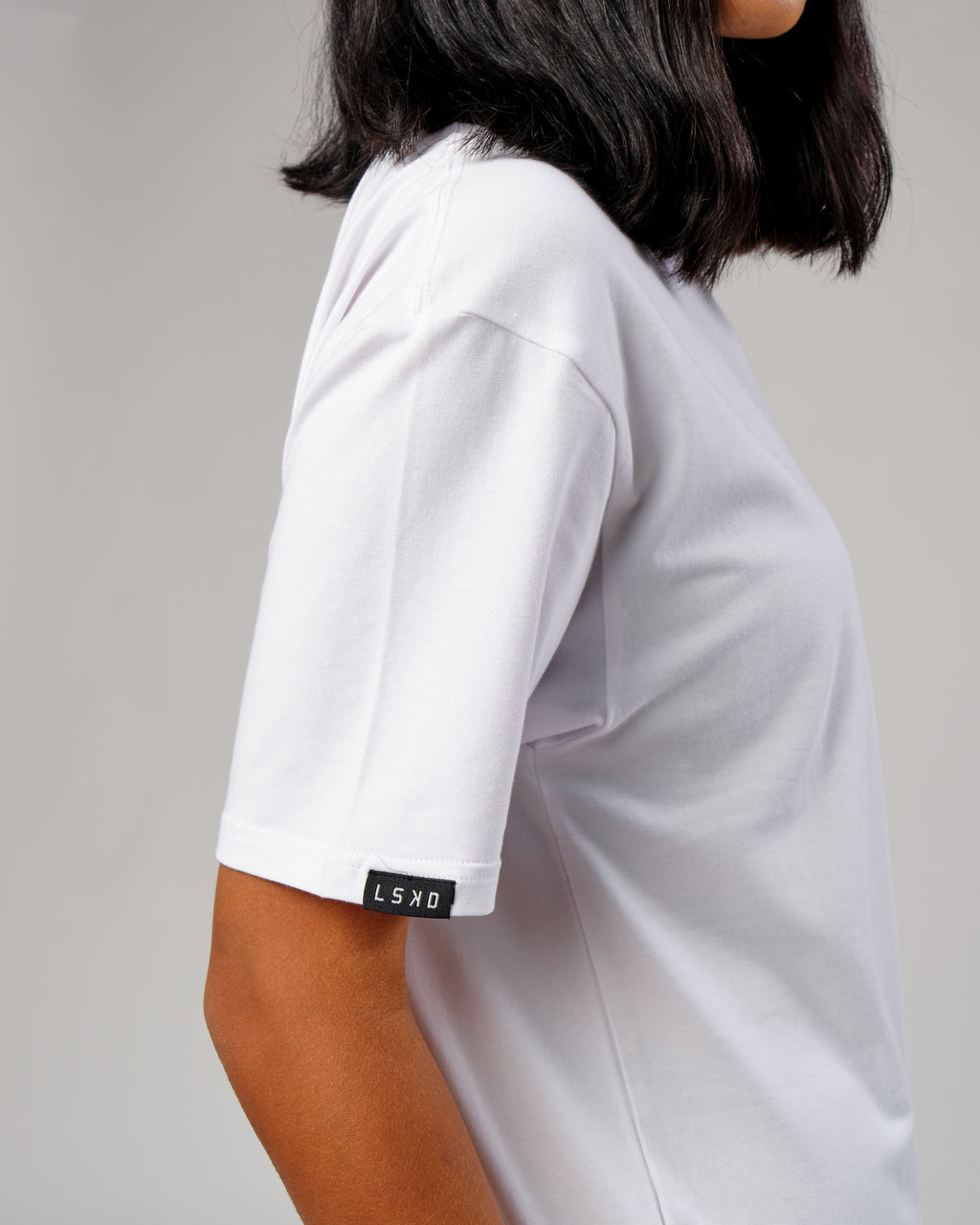 Model wearing Unisex Easy Tee Oversize - White