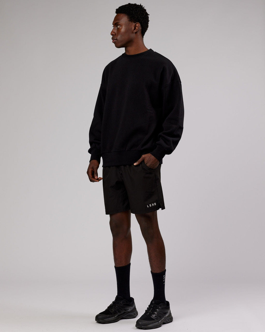 Model wearing LTRD Sweater Oversize - Black-Pink