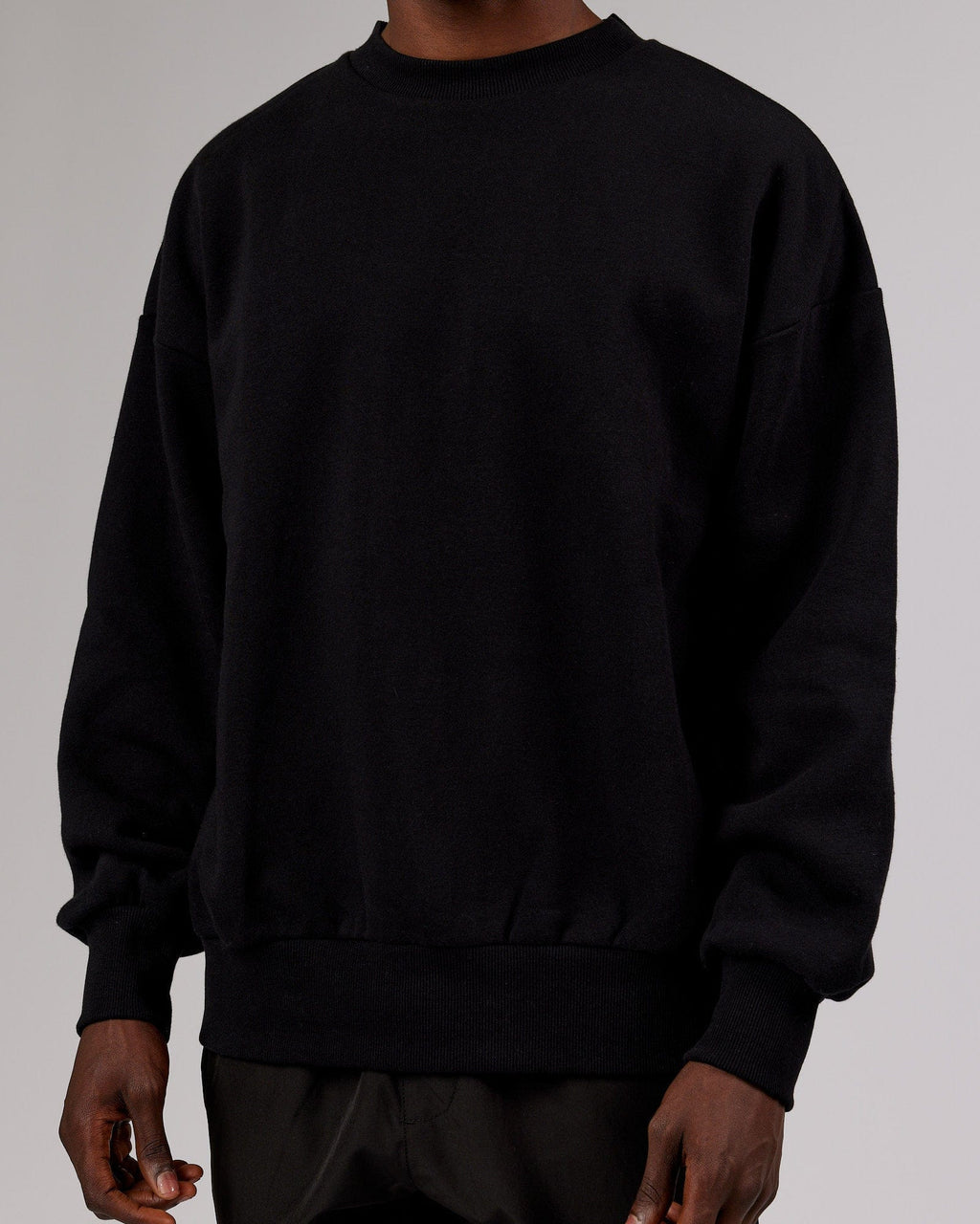 Model wearing LTRD Sweater Oversize - Black-Pink