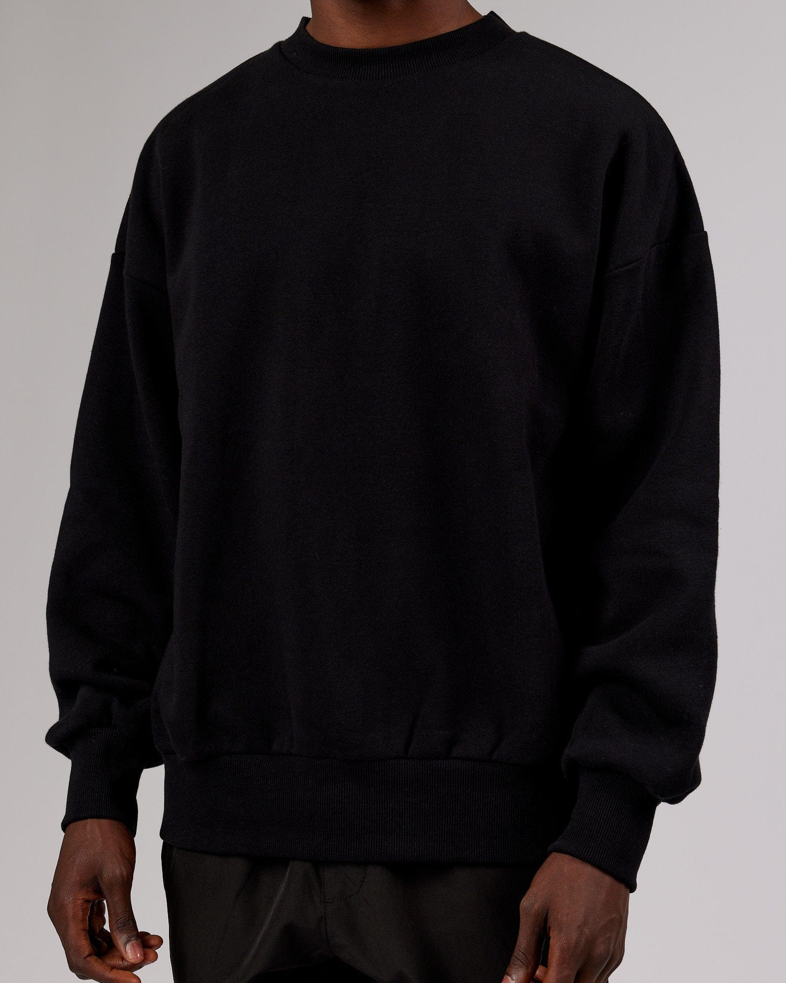 Model wearing LTRD Sweater Oversize - Black-Pink