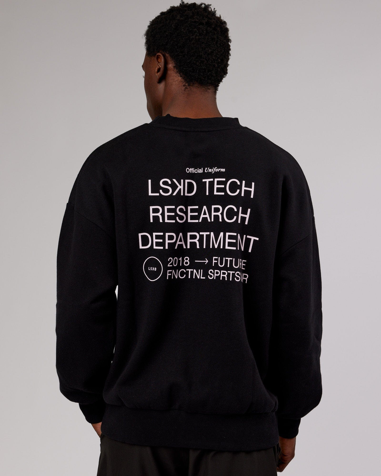 Model wearing LTRD Sweater Oversize - Black-Pink