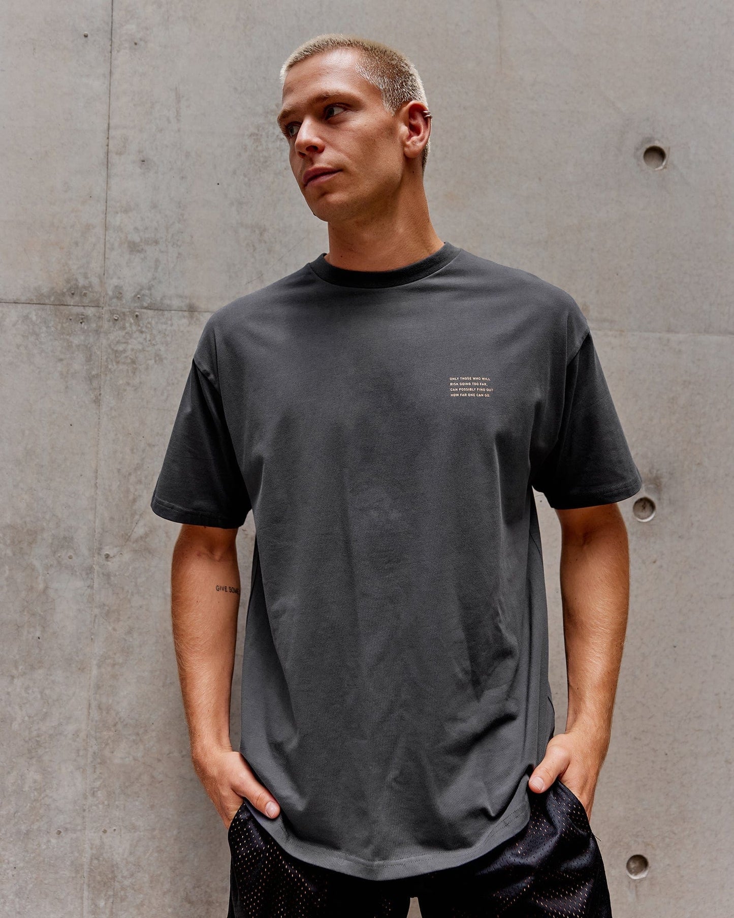 Model wearing Strive FLXCotton Tee Oversize - Asphalt-Tangerine