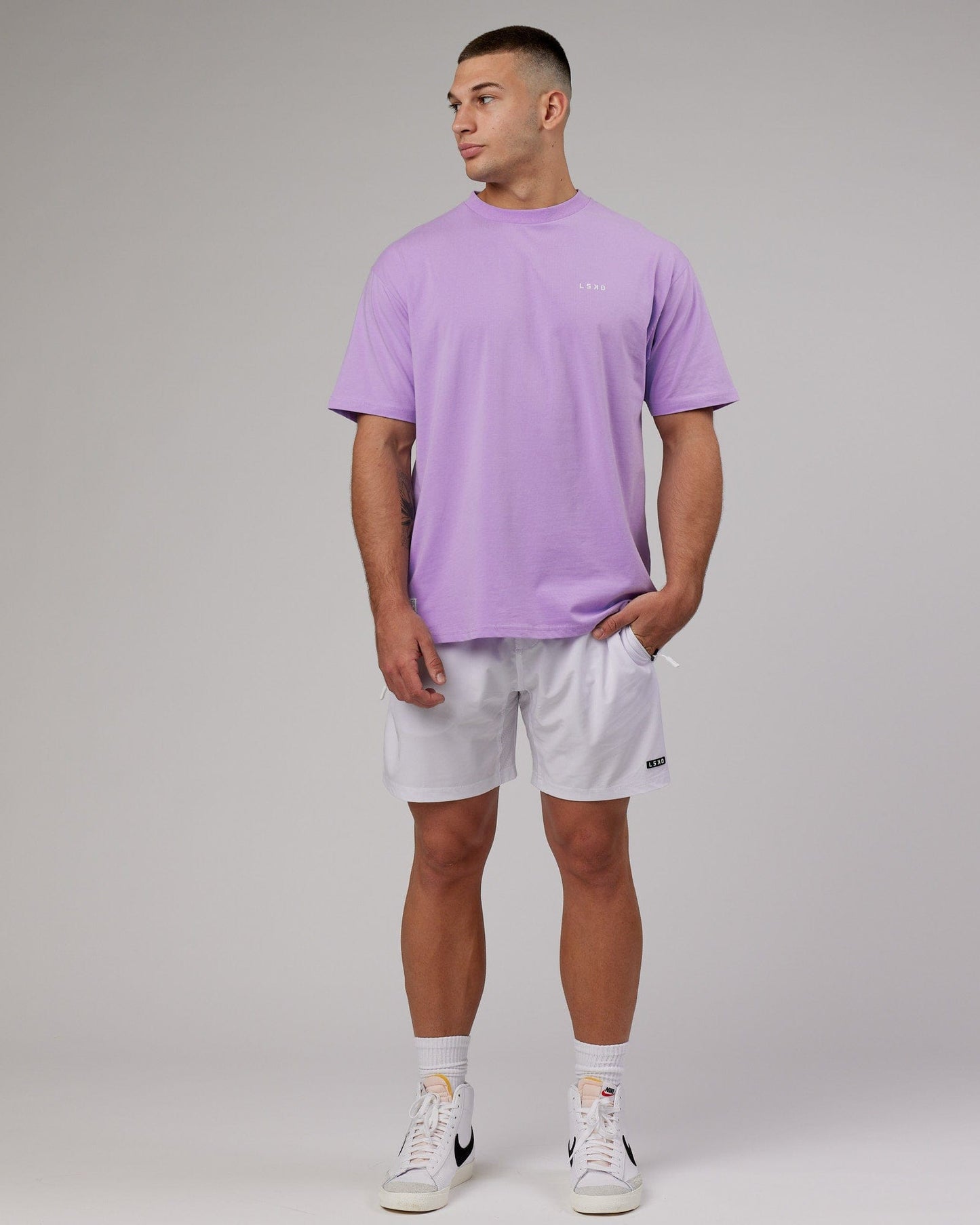 Model wearing VS1 FLXCotton Tee Oversize - Pale Lilac