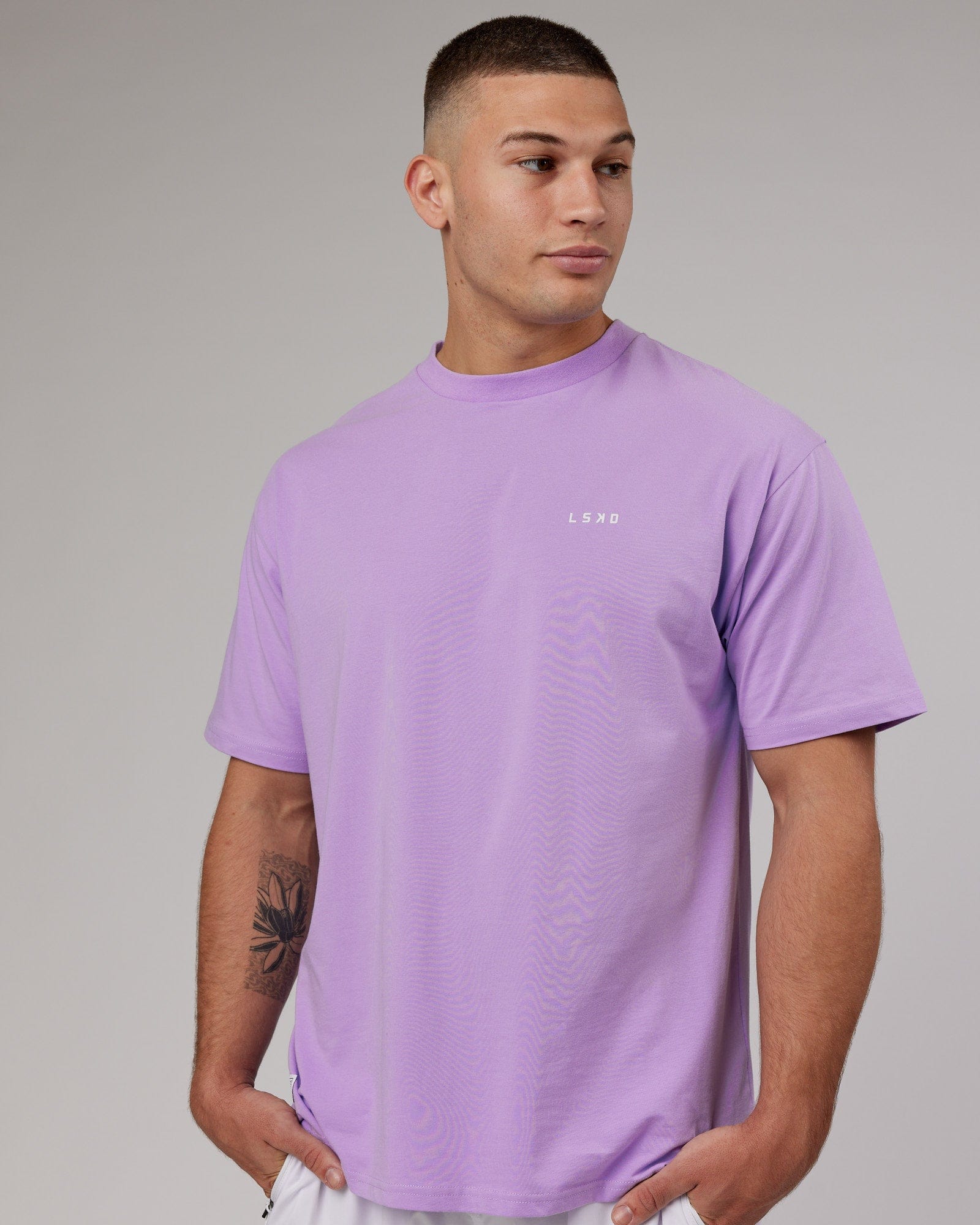 Model wearing VS1 FLXCotton Tee Oversize - Pale Lilac