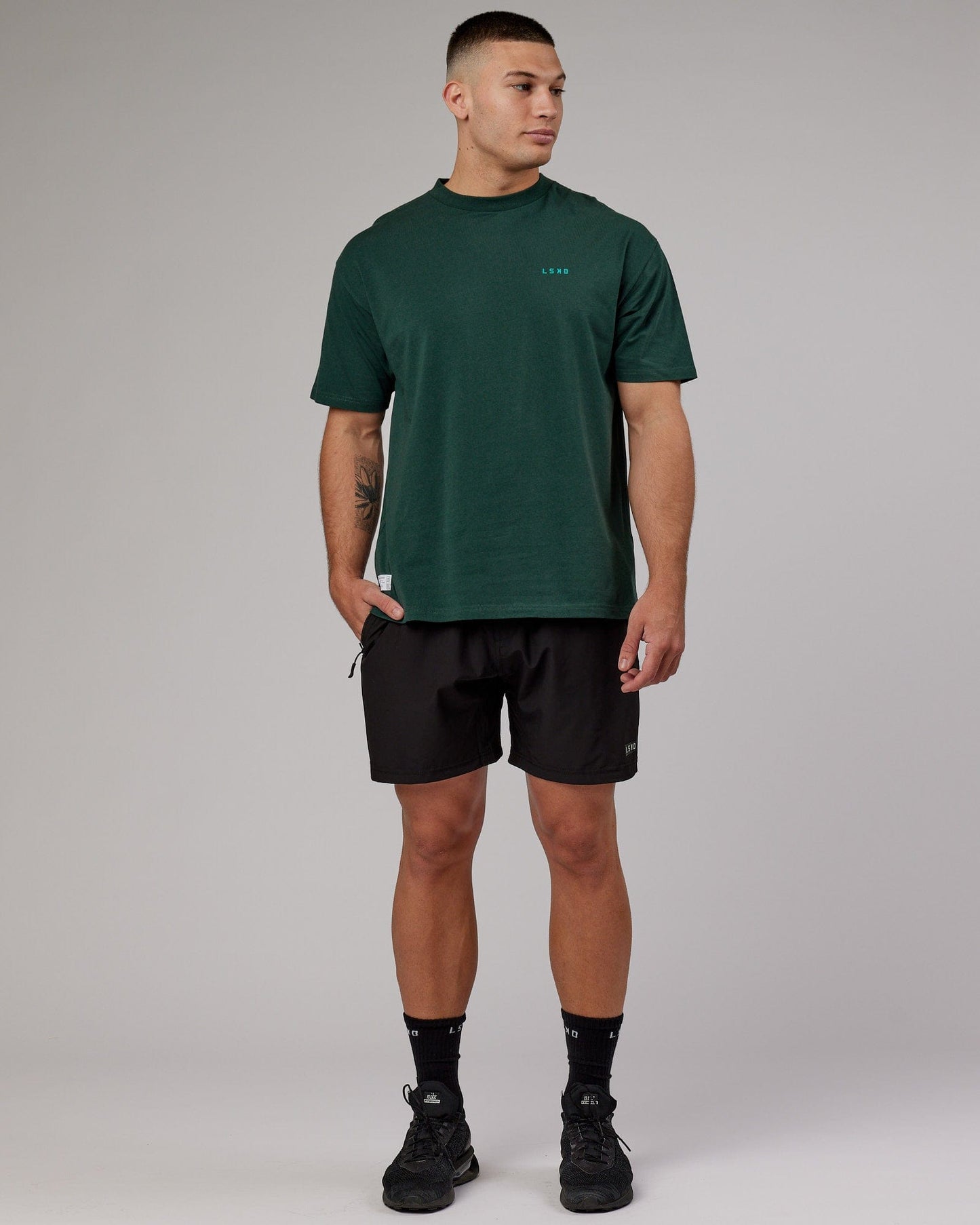 Model wearing VS2 FLXCotton Tee Oversize - Vital Green-Teal