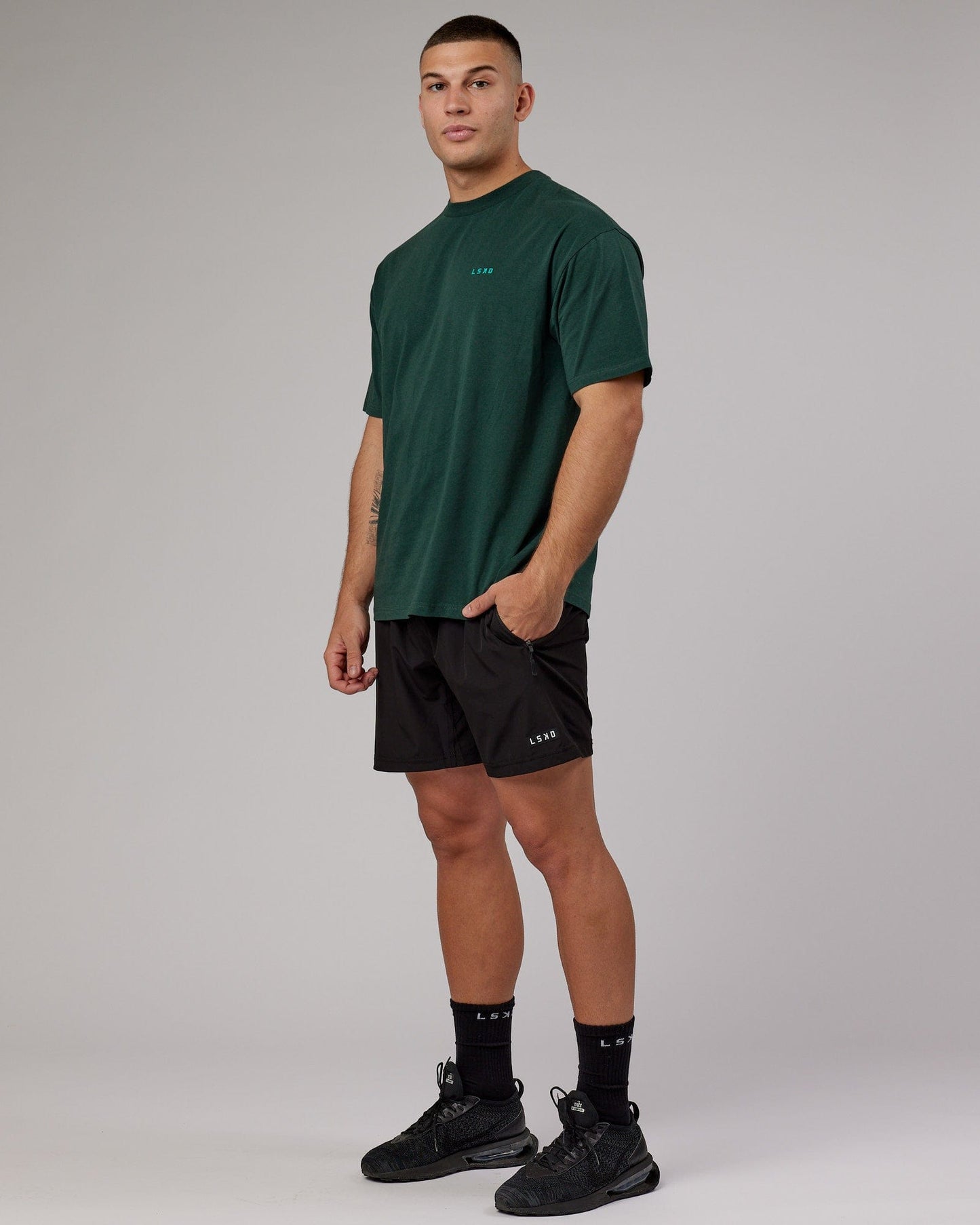 Model wearing VS2 FLXCotton Tee Oversize - Vital Green-Teal