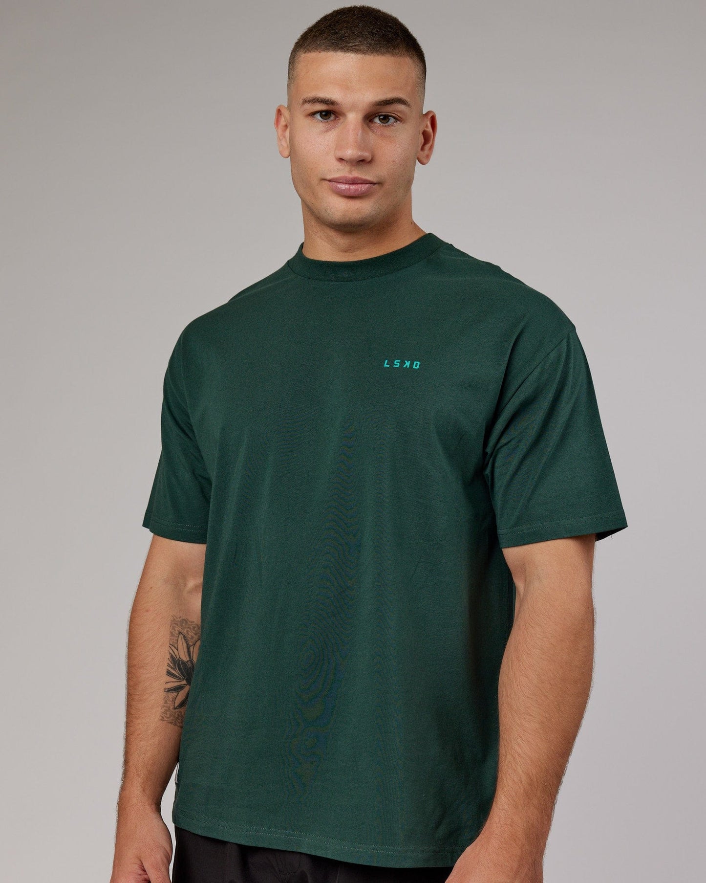 Model wearing VS2 FLXCotton Tee Oversize - Vital Green-Teal