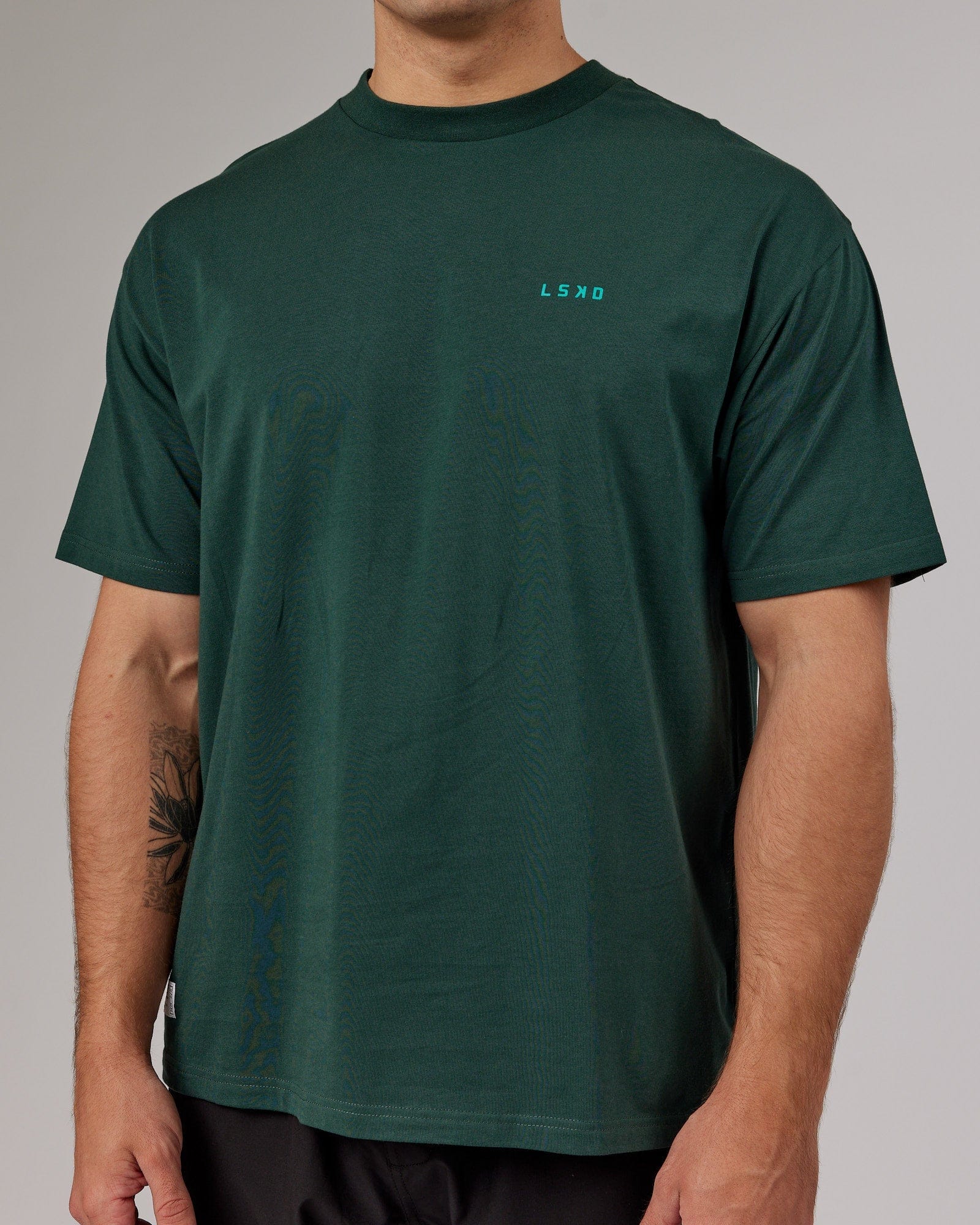 Model wearing VS2 FLXCotton Tee Oversize - Vital Green-Teal