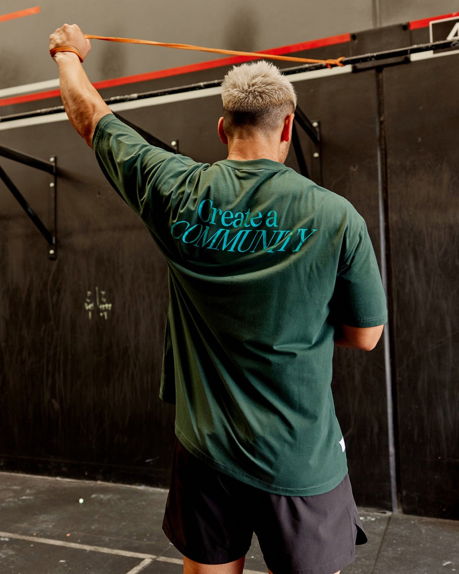 Model wearing VS2 FLXCotton Tee Oversize - Vital Green-Teal