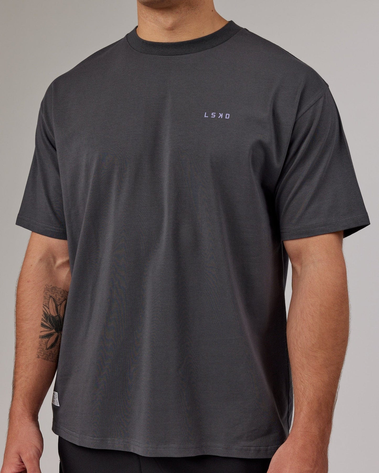 Model wearing VS3 FLXCotton Tee Oversize - Asphalt-Purple