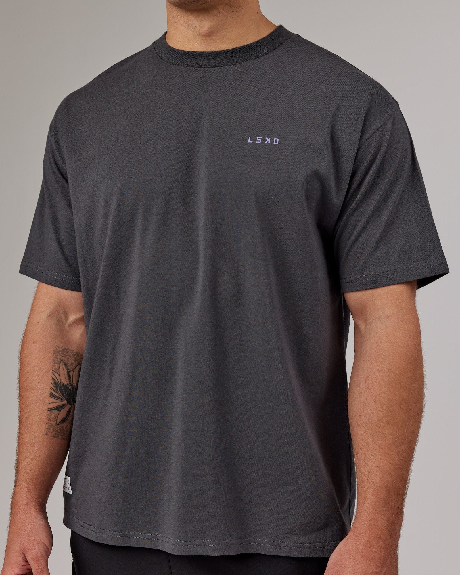 Model wearing VS3 FLXCotton Tee Oversize - Asphalt-Purple