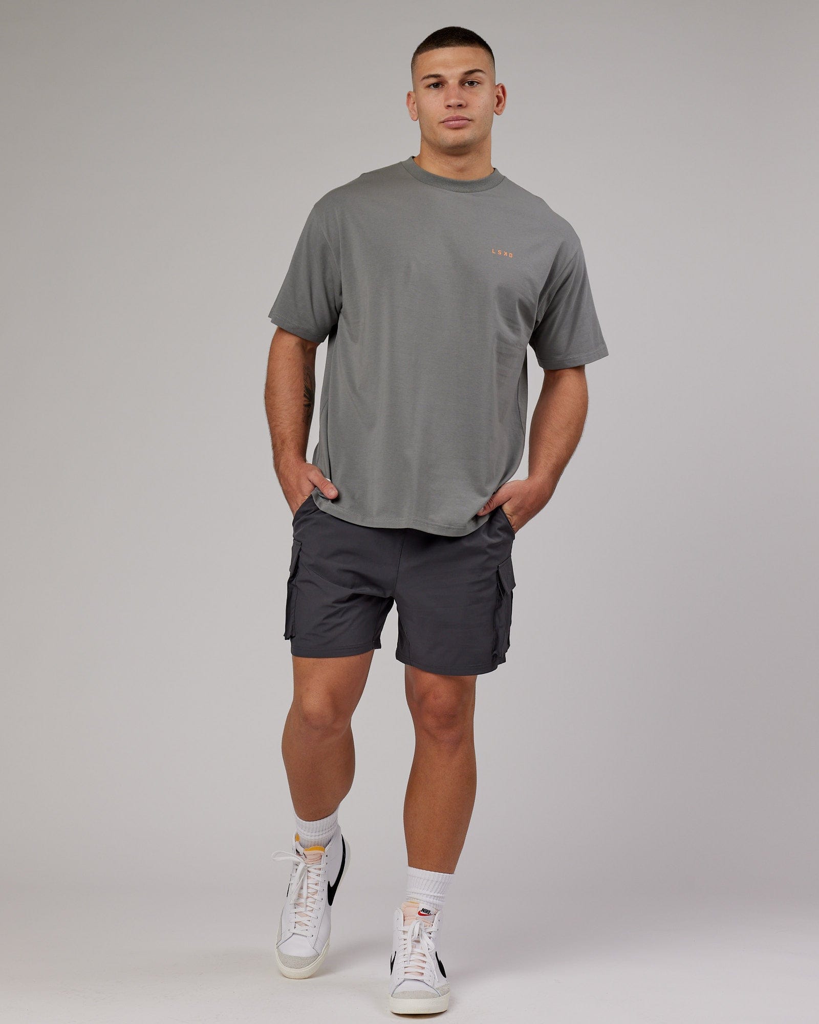 Model wearing VS4 FLXCotton Tee Oversize - Graphite-Tangerine