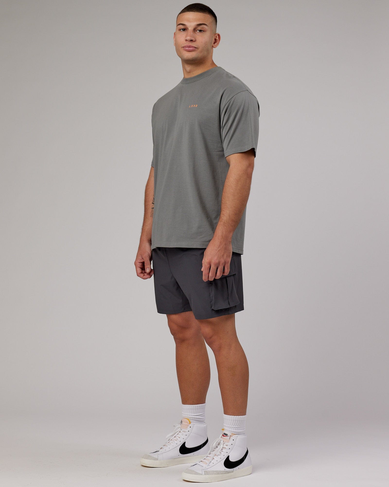 Model wearing VS4 FLXCotton Tee Oversize - Graphite-Tangerine