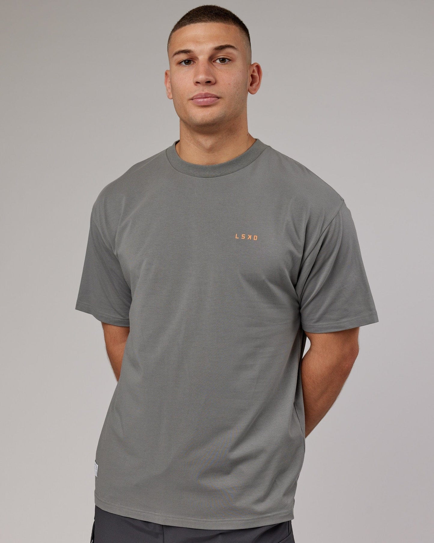 Model wearing VS4 FLXCotton Tee Oversize - Graphite-Tangerine