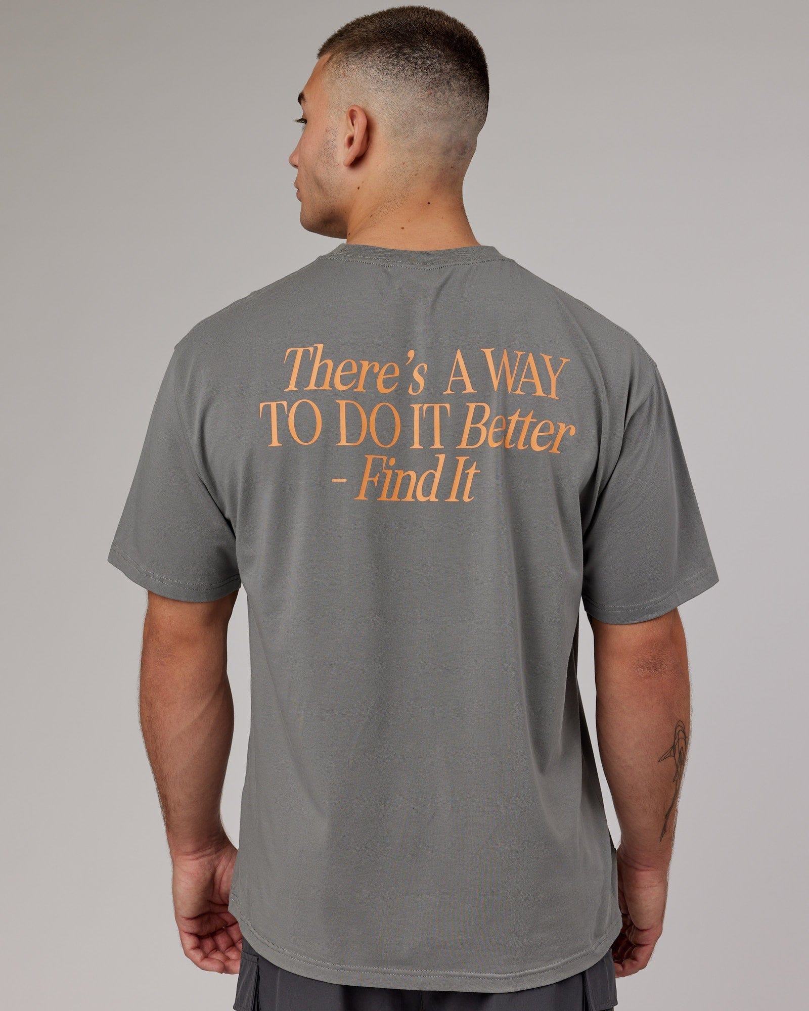 Model wearing VS4 FLXCotton Tee Oversize - Graphite-Tangerine