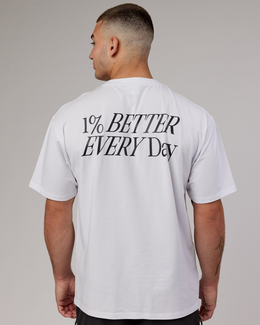 Model wearing VS6 FLXCotton Tee Oversize - White-Black