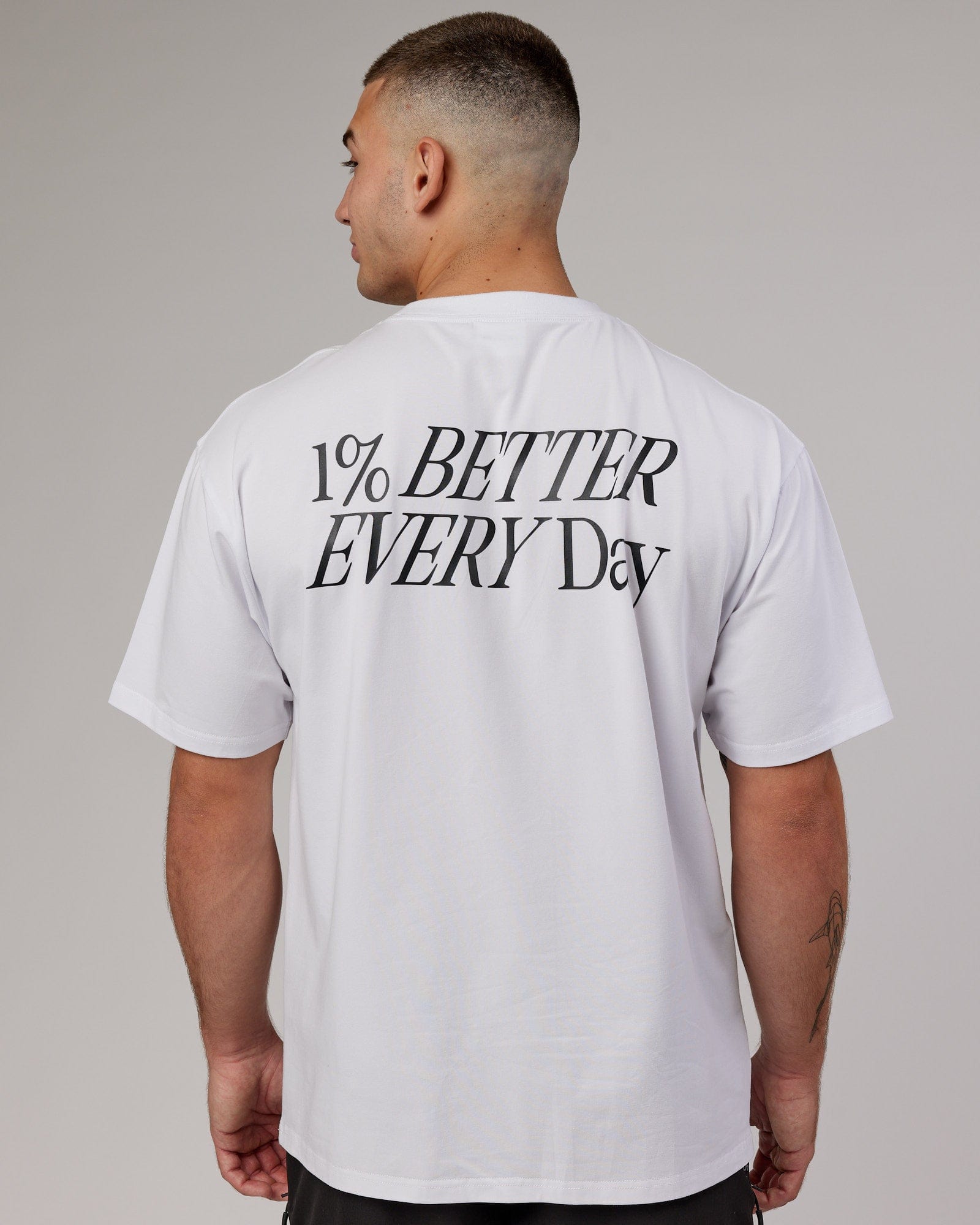 Model wearing VS6 FLXCotton Tee Oversize - White-Black