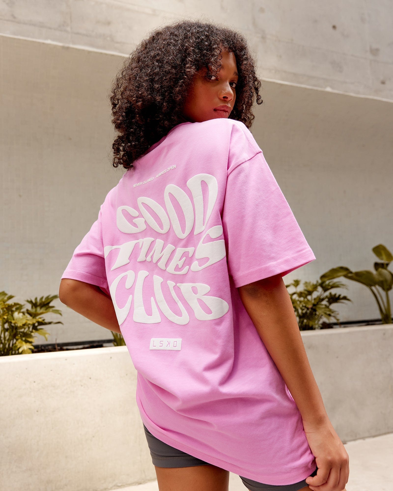 Model wearing Unisex Good Times Heavyweight Tee Oversize - Spark Pink
