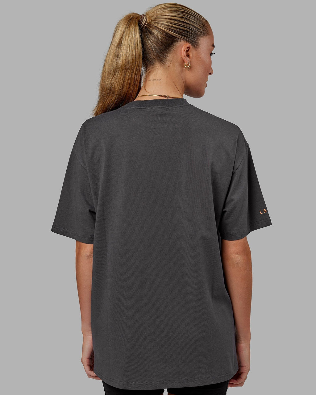 Model wearing Unisex Strive FLXCotton Tee Oversize - Asphalt-Tangerine