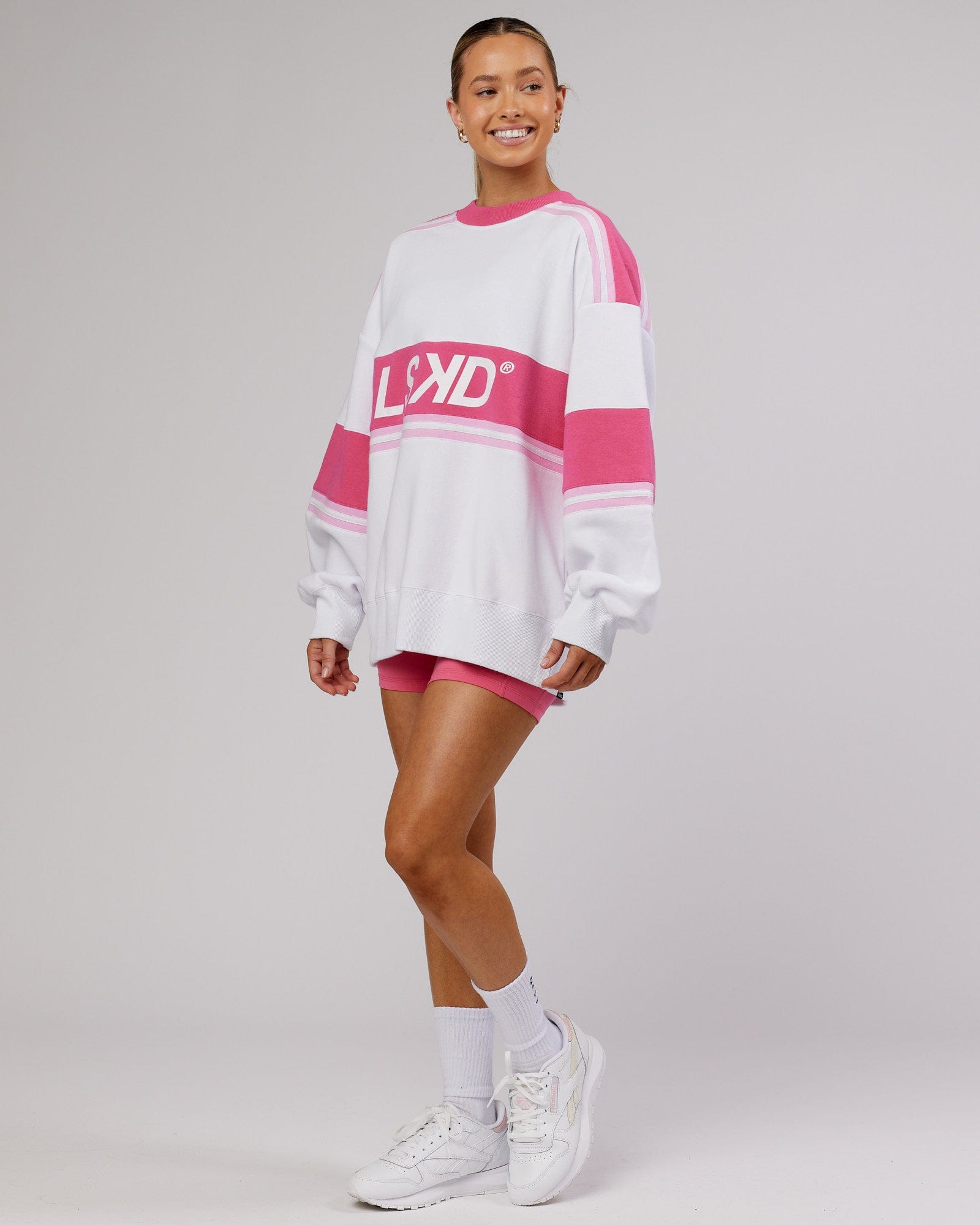 Model wearing A-Team Sweater Oversize - White-Flamingo