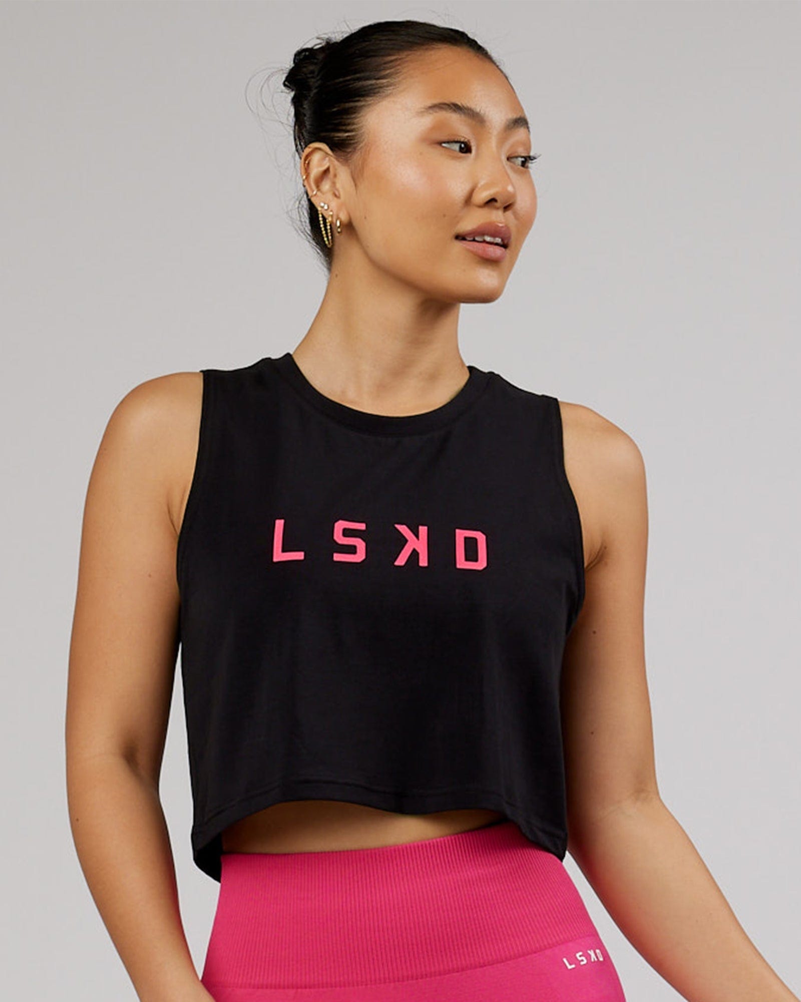 Model wearing Agile FLXCotton Tank - Black-Boysenberry