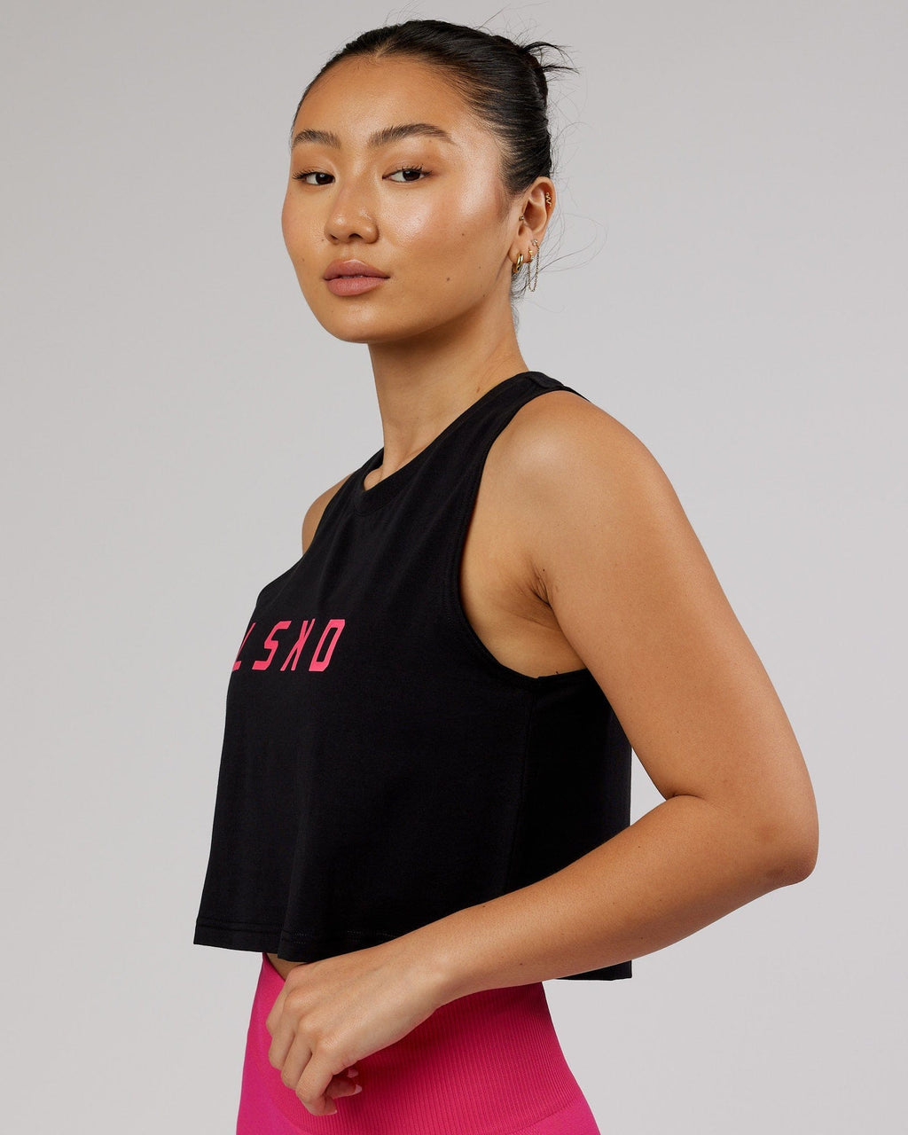 Model wearing Agile FLXCotton Tank - Black-Boysenberry