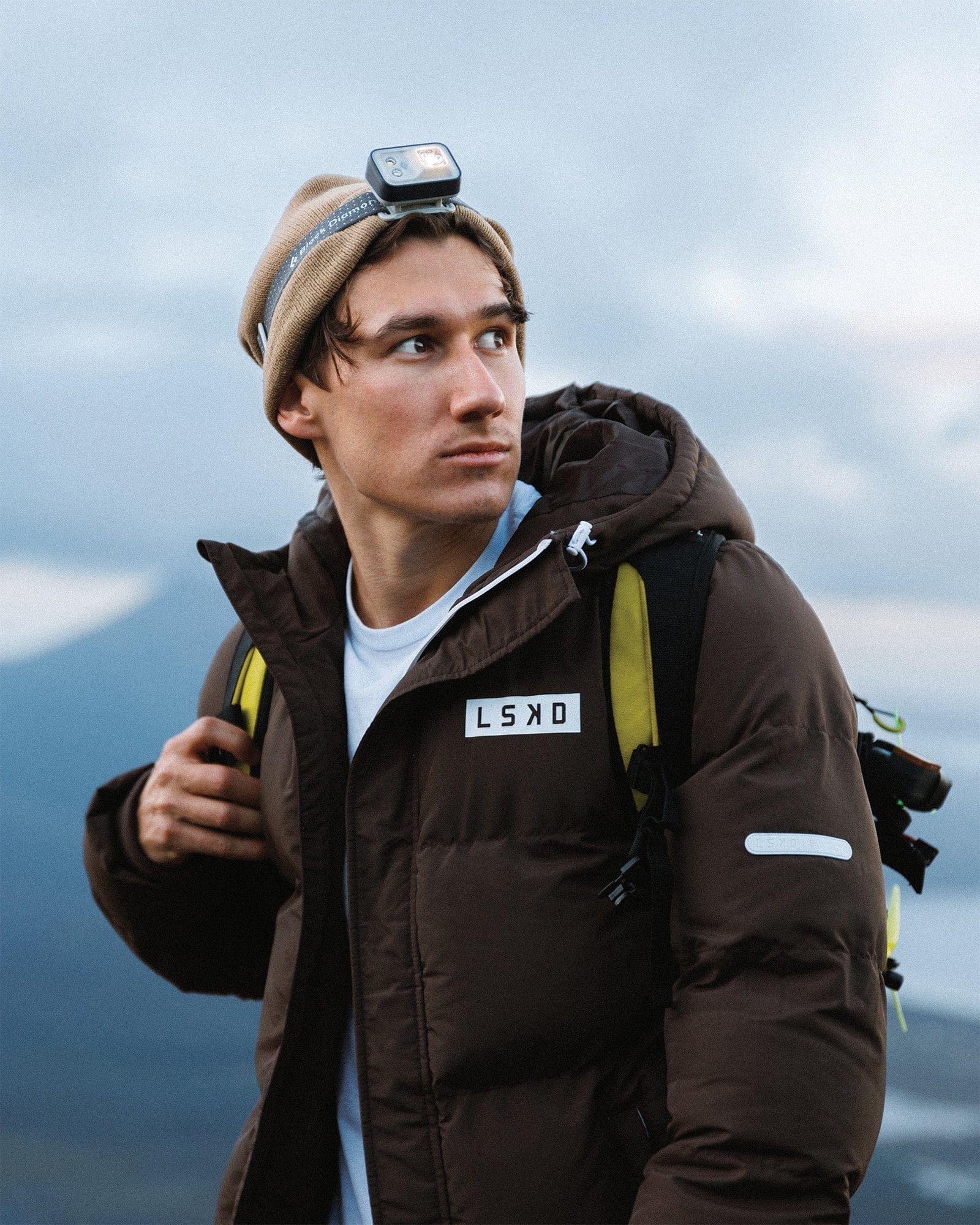 Model wearing Roasted Puffer Jacket Oversize 22 - Walnut