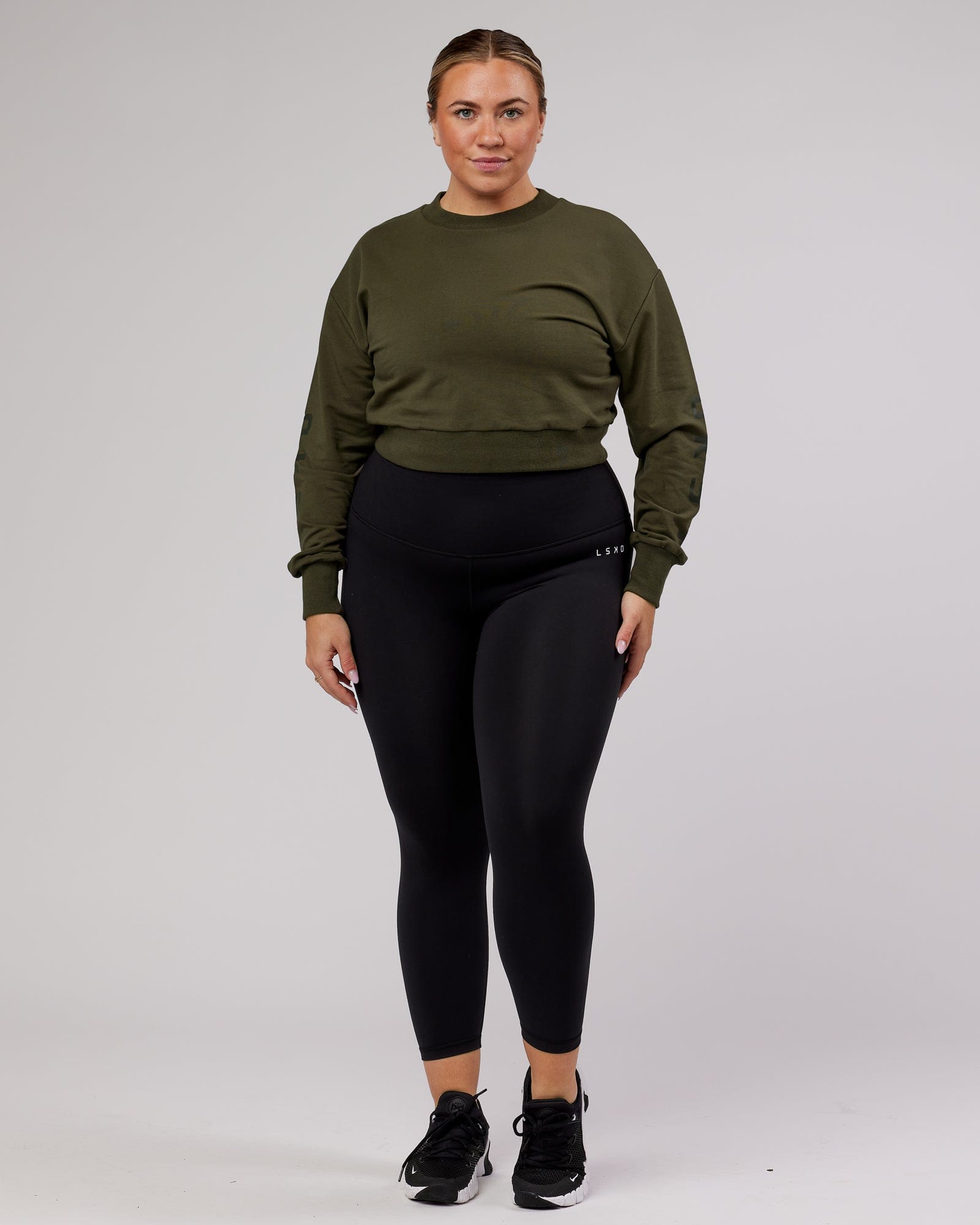 Model wearing Defender FLXFleece Sweater - Forest Night