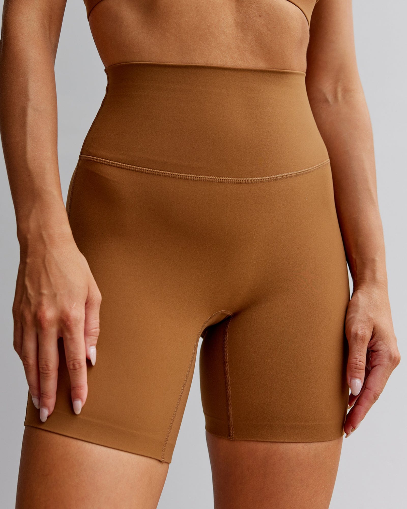 Model wearing Elixir Mid Short Tight - Camel