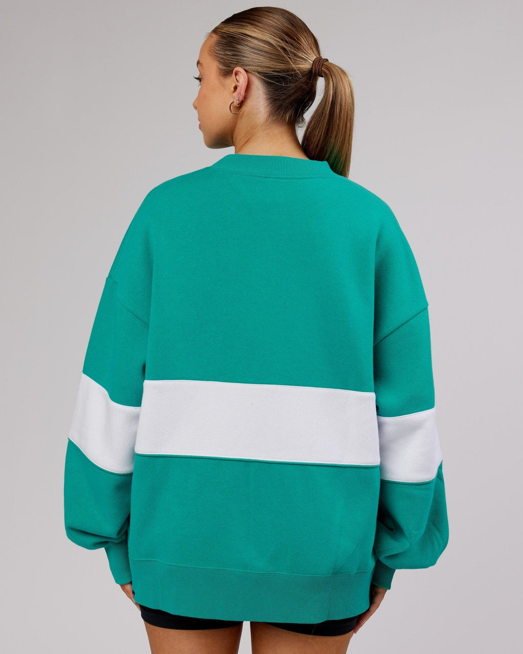 Model wearing Extra Time Sweater Oversize - Hyper Teal