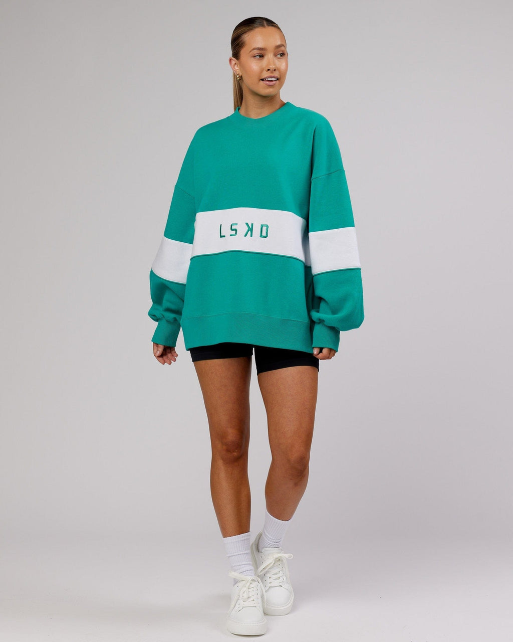Model wearing Extra Time Sweater Oversize - Hyper Teal