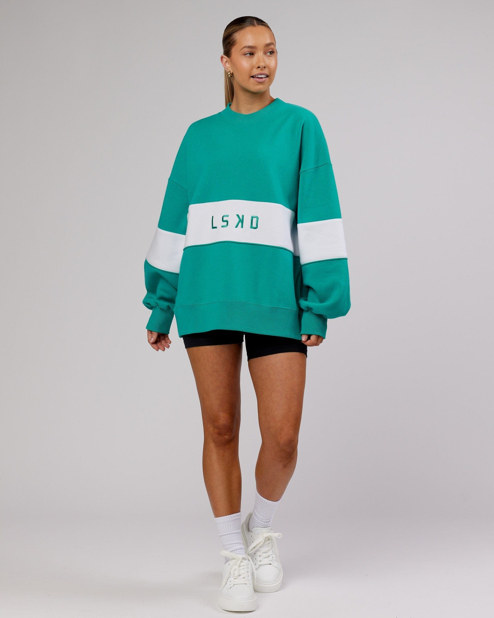 Model wearing Extra Time Sweater Oversize - Hyper Teal