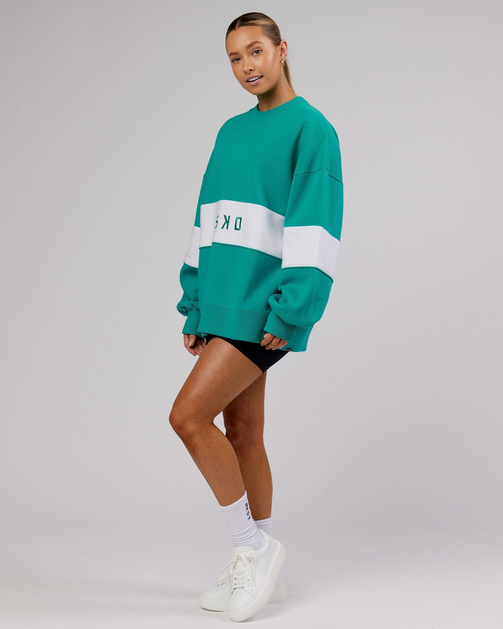 Model wearing Extra Time Sweater Oversize - Hyper Teal