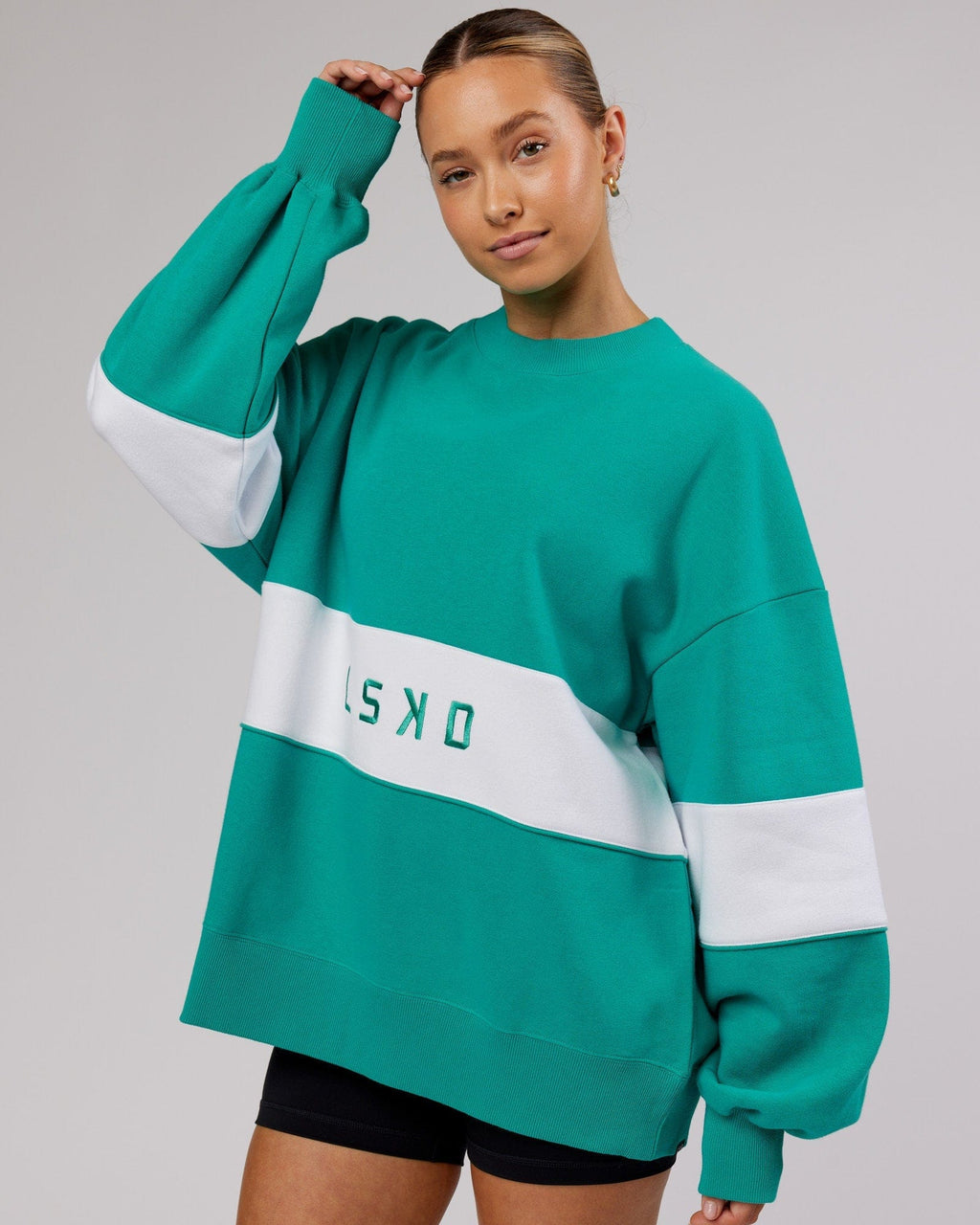 Model wearing Extra Time Sweater Oversize - Hyper Teal