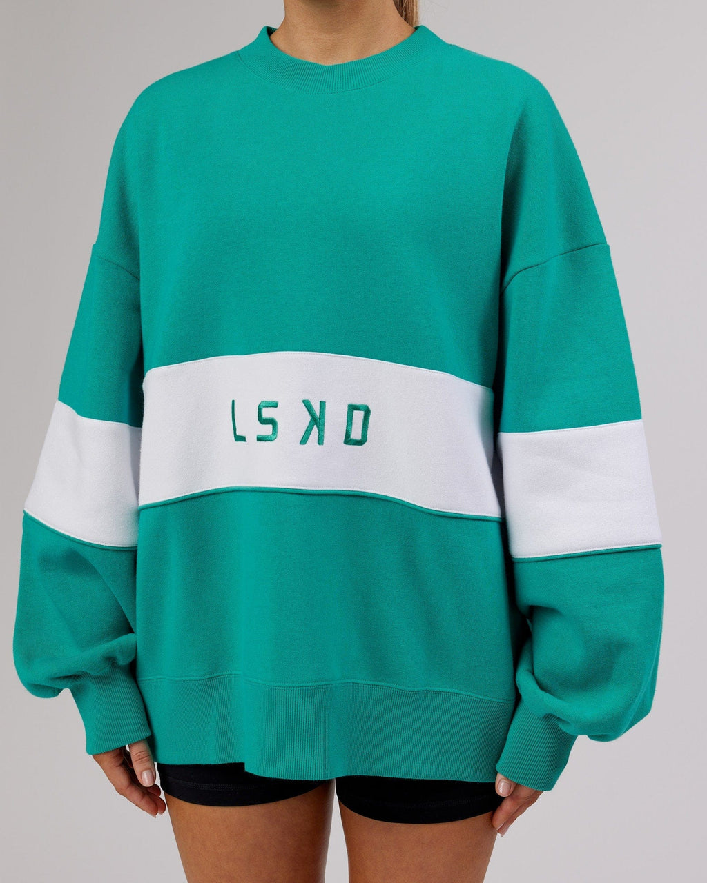 Model wearing Extra Time Sweater Oversize - Hyper Teal