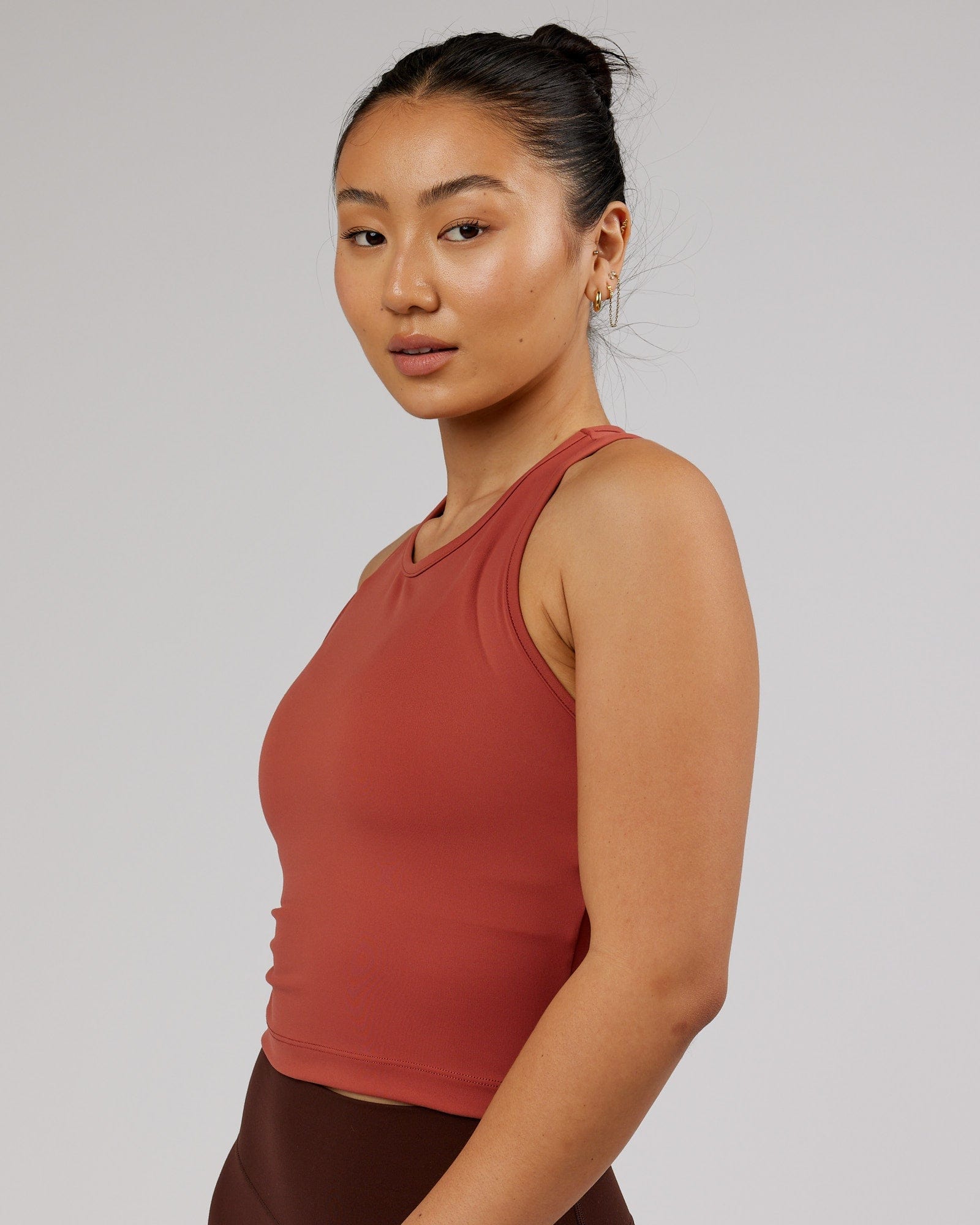 Model wearing Flow Performance Tank - Marsala