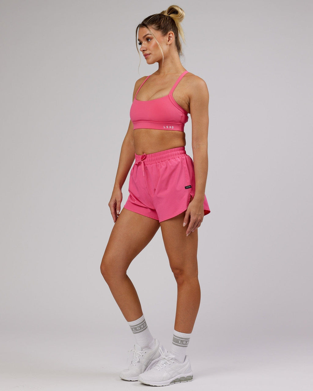 Model wearing Functional Training Short - Flamingo