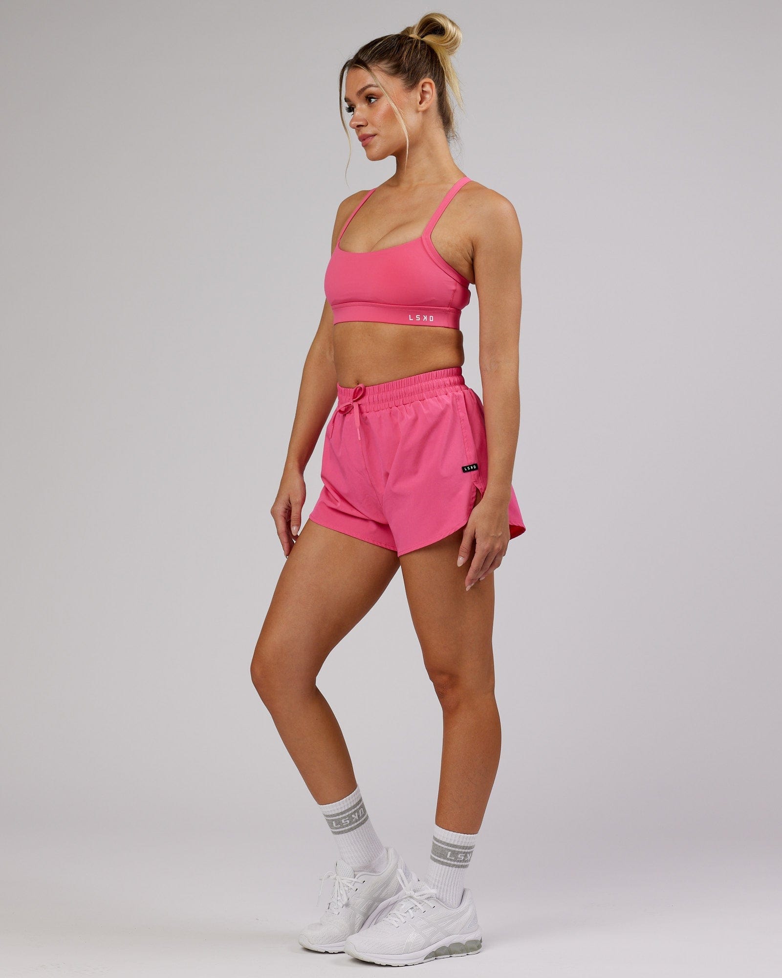 Model wearing Functional Training Short - Flamingo