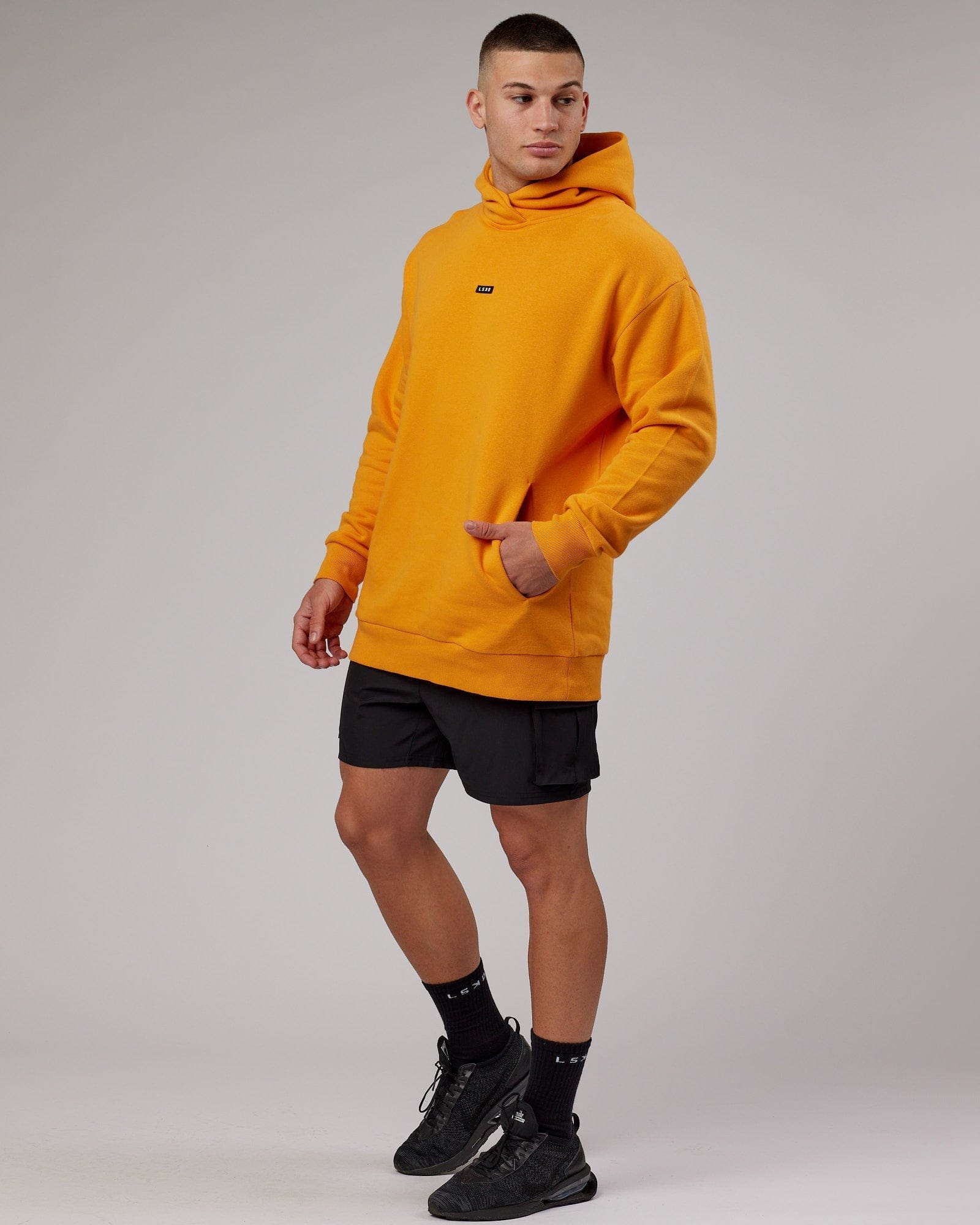 Model wearing Fundamental Hoodie Oversize - Butterscotch
