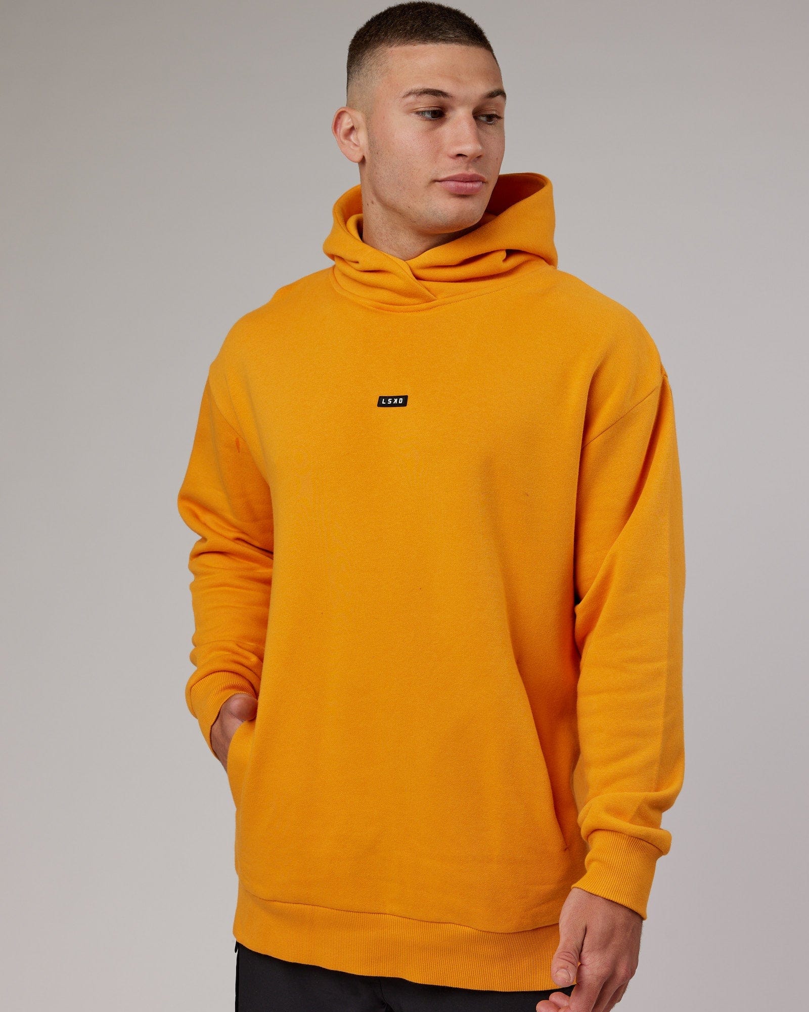 Model wearing Fundamental Hoodie Oversize - Butterscotch