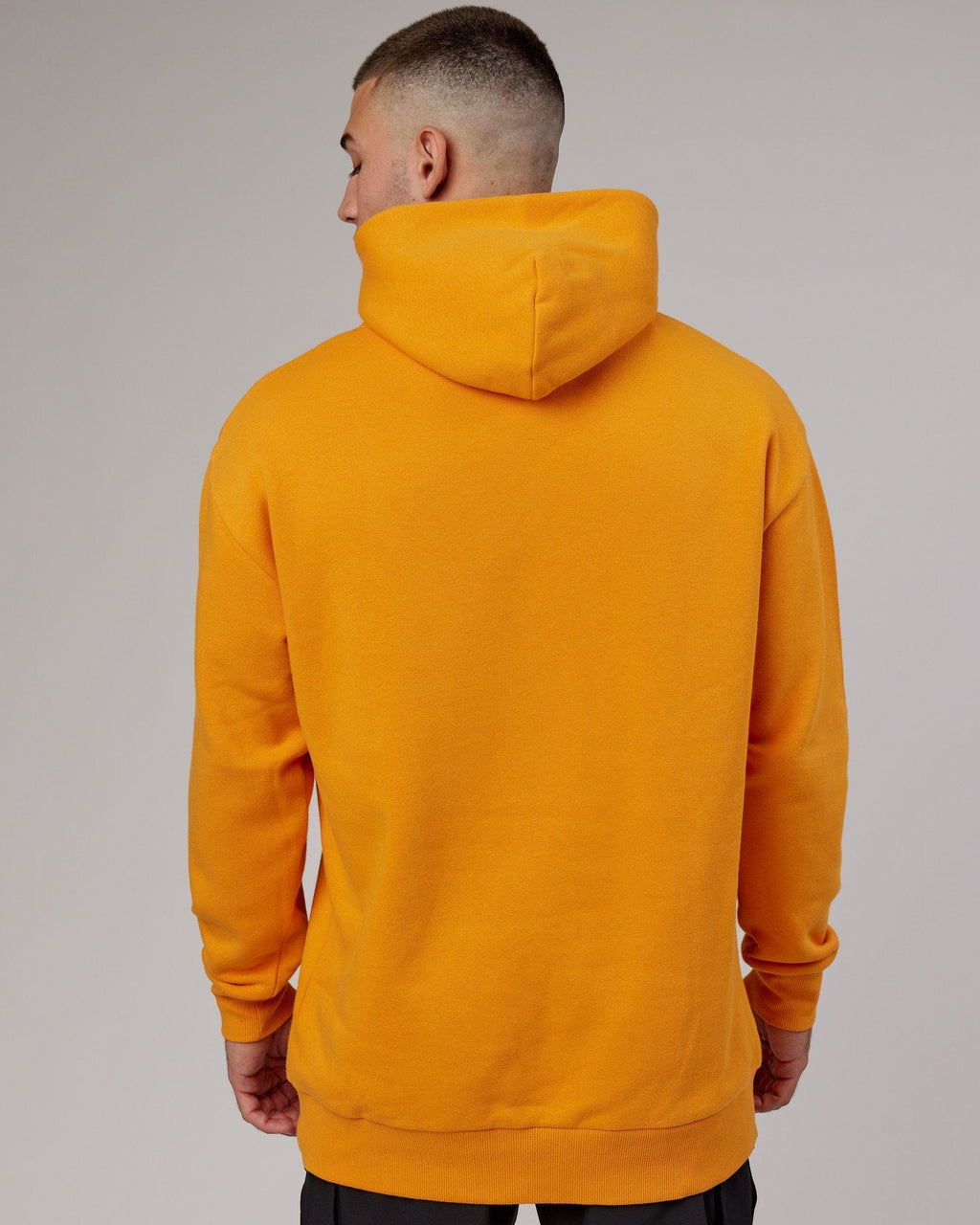 Model wearing Fundamental Hoodie Oversize - Butterscotch