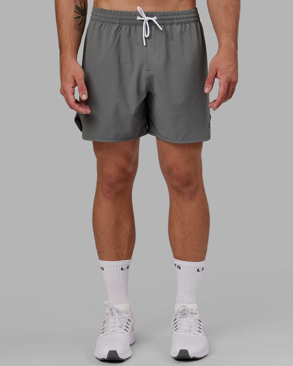 Model wearing Hybrid 6" Performance Curve Hem Short - Graphite