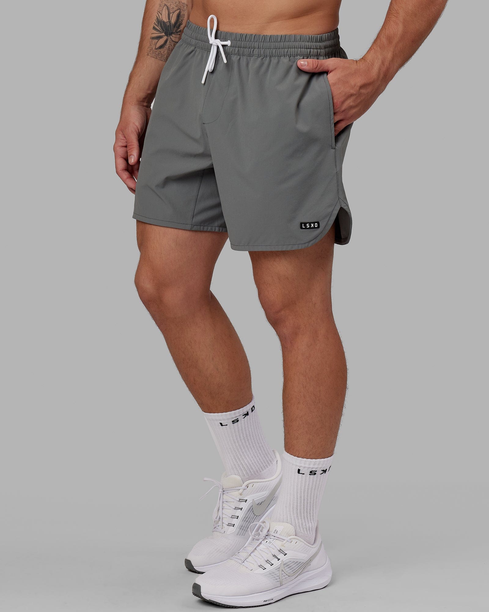 Model wearing Hybrid 6" Performance Curve Hem Short - Graphite