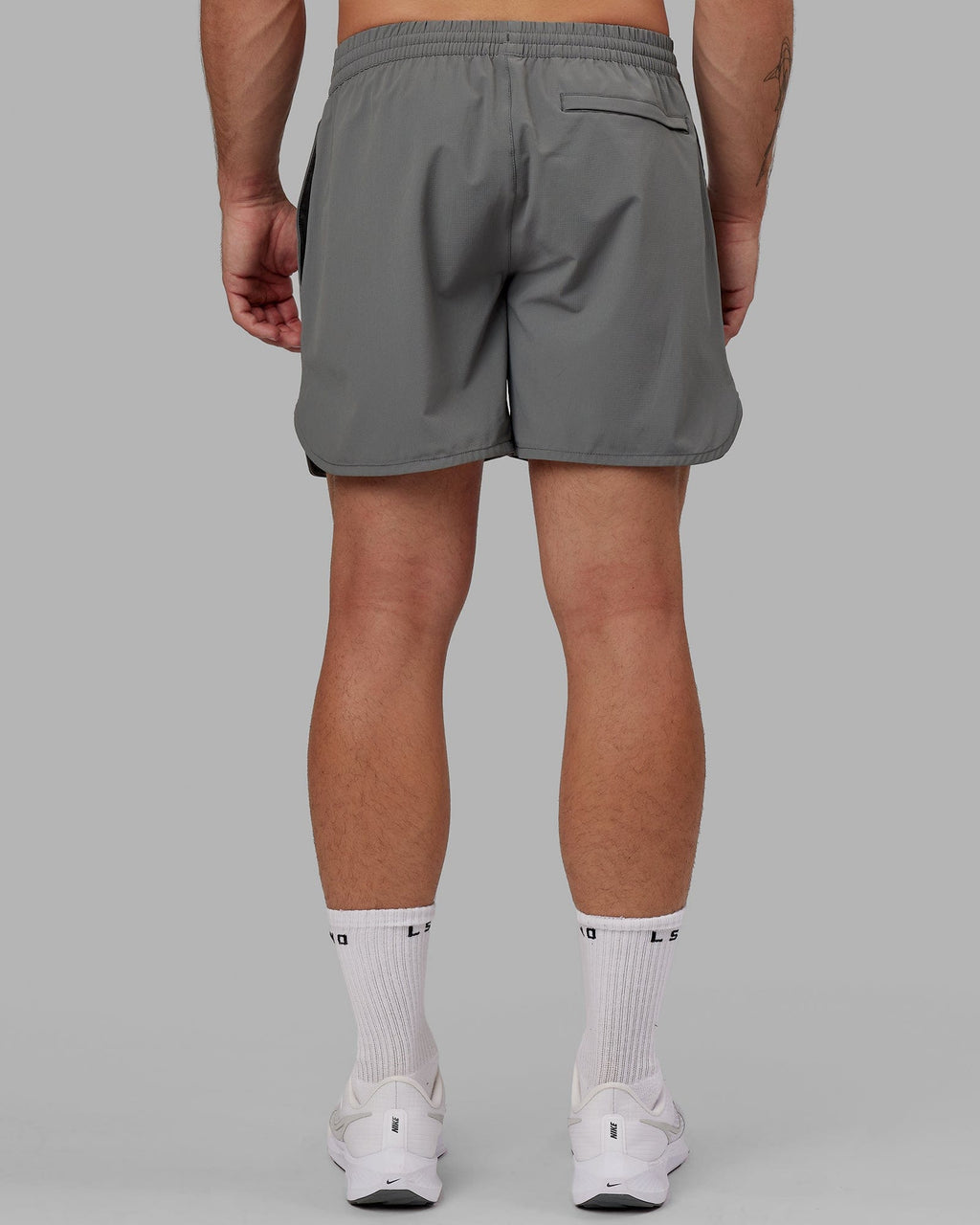 Model wearing Hybrid 6" Performance Curve Hem Short - Graphite