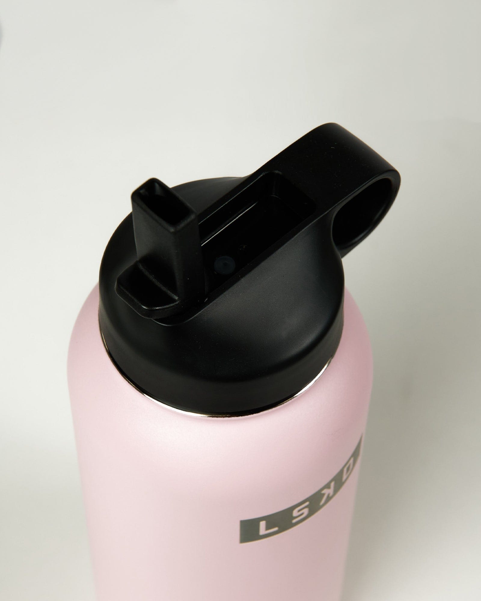 Model wearing Hydrosphere 32oz Insulated Metal Bottle - Pink