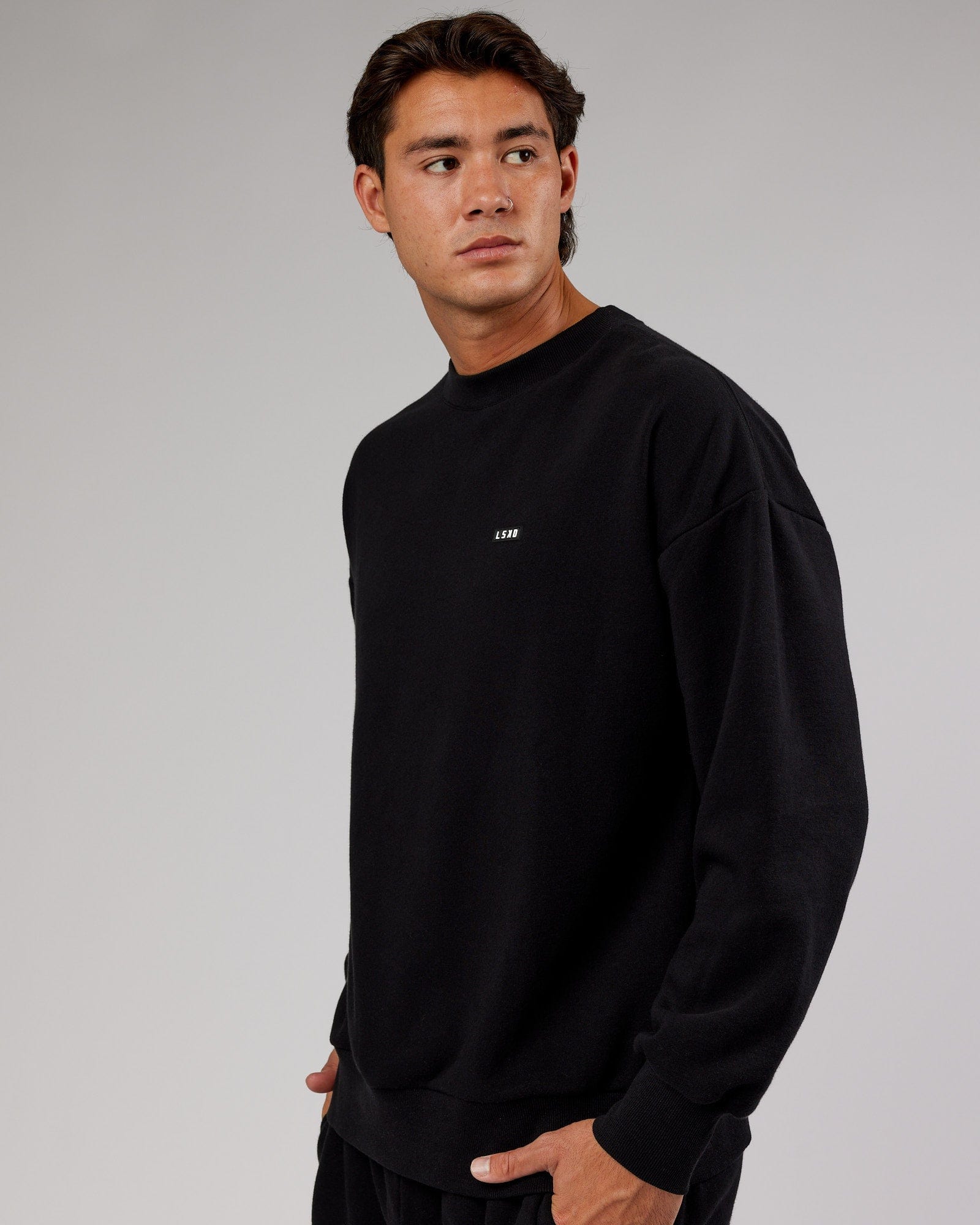 Model wearing Iconic Sweater Oversize - Black