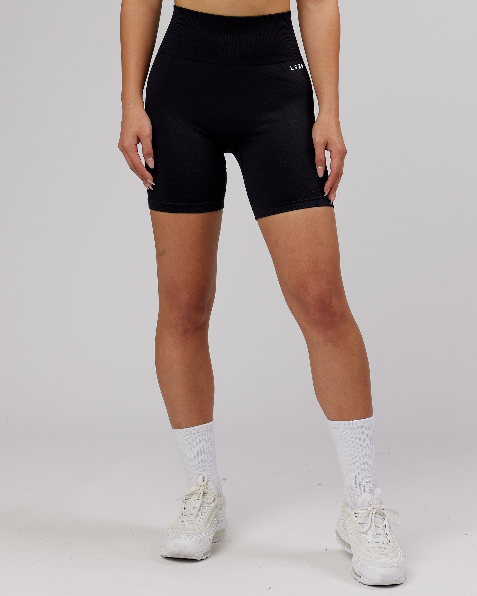 Model wearing Limitless Seamless Mid Short Tight - Black