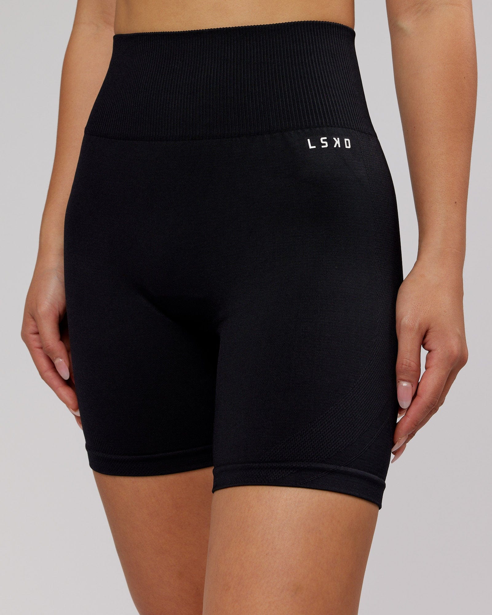 Model wearing Limitless Seamless Mid Short Tight - Black