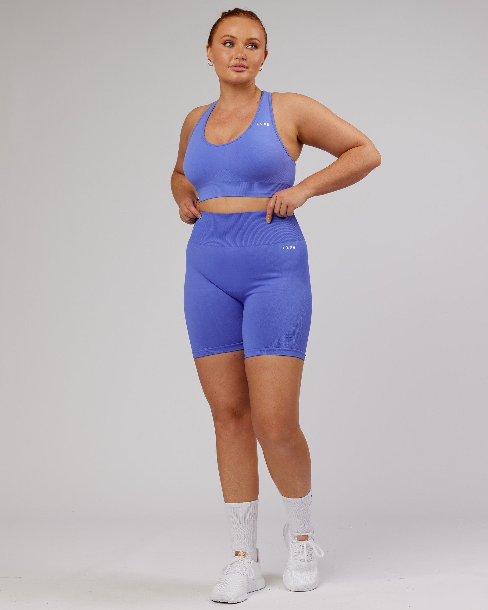 Model wearing Limitless Seamless Mid Short - Cornflower Blue